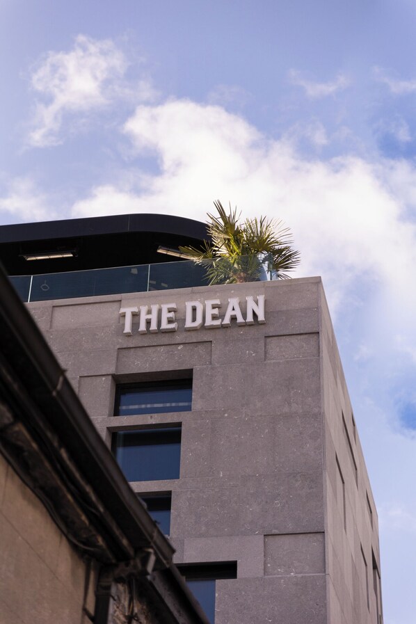 Un edificio con el letrero "THE DEAN" en su fachada.