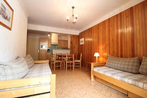 Living area - 100m from resort center, 1st floor, view village, balcony, tv, ski locker, 45m², Val Cenis (Lanslebourg-Mont-Cenis)