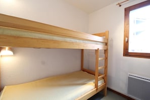 1 bedroom, bed sheets