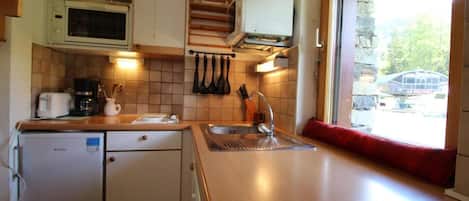 Een koelkast, een microgolfoven, een oven, een vaatwasser