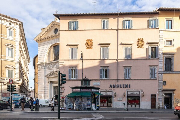 A building with a shop named "ANSUINI" on the ground floor. - Rome As You Feel - Cozy Apt. in Navona (Rome)