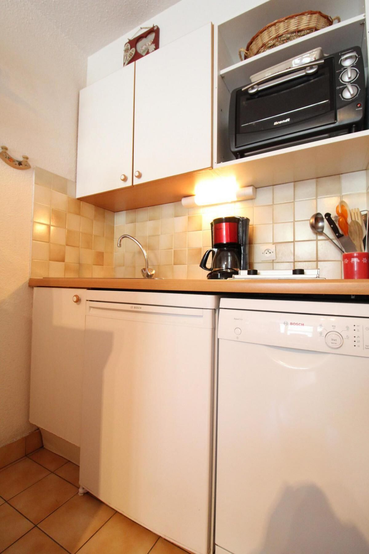 Een koelkast, een microgolfoven, een oven, een vaatwasser