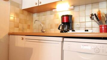 Een koelkast, een microgolfoven, een oven, een vaatwasser