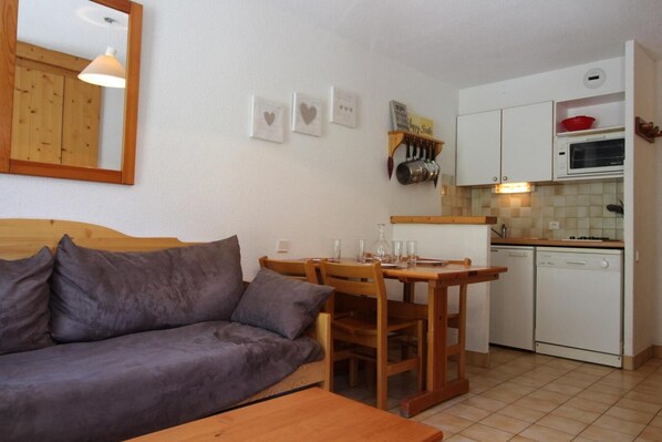 Interior - 10m from ski slopes, 2nd floor, balcony, tv, ski locker, 25m², Val Cenis (Lanslevillard)