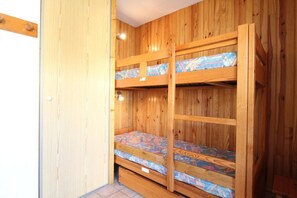 1 bedroom, bed sheets