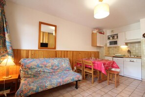 Interior - 10m from resort center, 1st floor, balcony, tv, ski locker, 25m², Val Cenis (Lanslevillard)