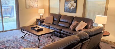 Smart-TV, Kamin, DVD-Player, Bücher