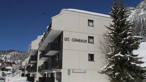 A modern building named "LES GHEMAUX" with a snow-covered landscape and a clear blue sky. - 300m from ski slopes, 2nd floor, view ski slopes, balcony, tv, ski locker, 25m², Flaine (Flaine)