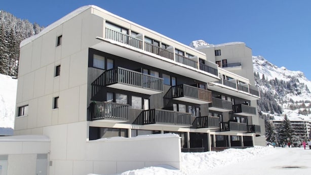 A multi-story hotel with balconies, set against a snowy mountain backdrop. - 300m from ski slopes, 2nd floor, view ski slopes, balcony, tv, ski locker, 25m², Flaine (Flaine)