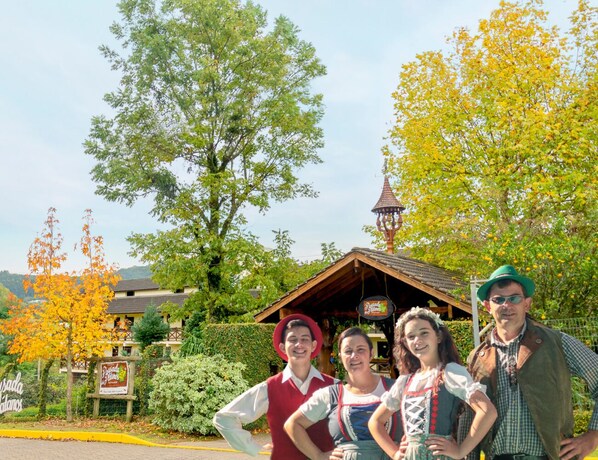 Guests can dine at Bauer's, a charming restaurant surrounded by lush greenery and trees.