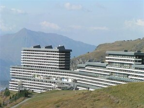 Exterior - 20m from shops, 4th floor, view street, balcony, tv, ski locker, 25m², Les Menuires (Les Menuires)