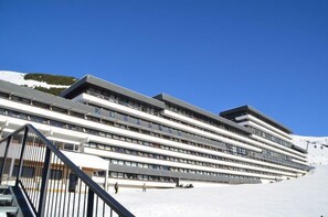 Exterior - 20m from shops, 4th floor, view street, balcony, tv, ski locker, 25m², Les Menuires (Les Menuires)