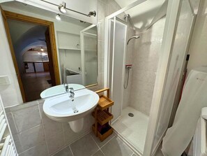 A bathroom with two sinks, a shower, and a wooden shelf. - Ground floor, view mountain, tv, ski locker, 50m², Saint Martin de Belleville (Saint-Martin-de-Belleville)