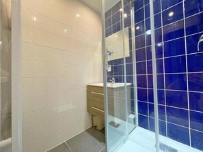 Bathtub - 150m from shops, 3rd floor, view mountain, balcony, tv, ski locker, 25m², Les Menuires (Les Menuires)