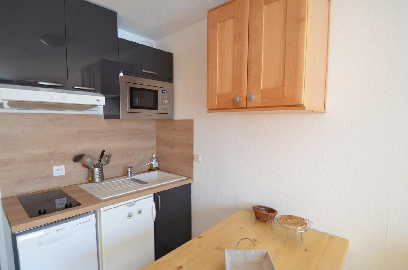 Fridge, microwave, dishwasher, coffee/tea maker