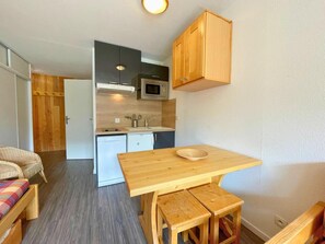 Fridge, microwave, dishwasher, coffee/tea maker - 150m from shops, 3rd floor, view mountain, balcony, tv, ski locker, 25m², Les Menuires (Les Menuires)