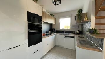 Réfrigérateur, micro-ondes, four, plaque de cuisson