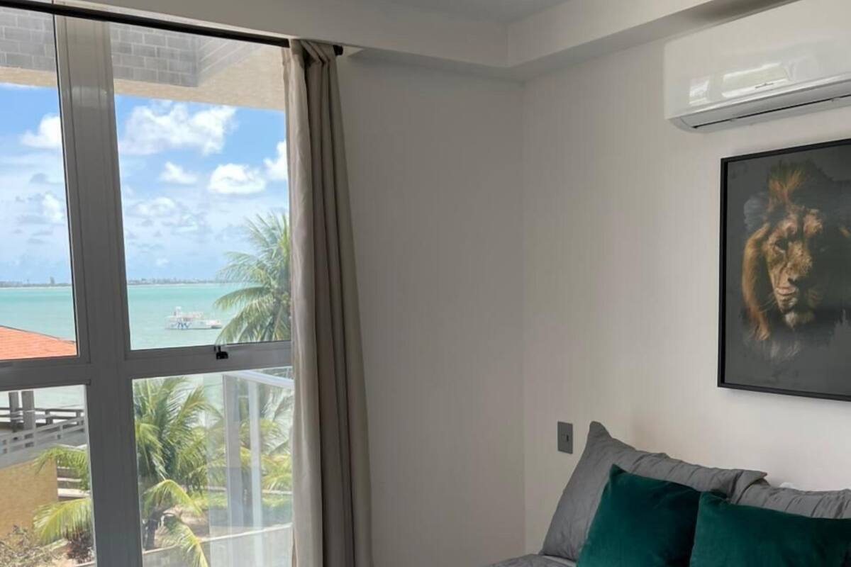 Apartemen Desain | Meja kerja, ruang kerja ramah laptop, dan tirai kedap cahaya