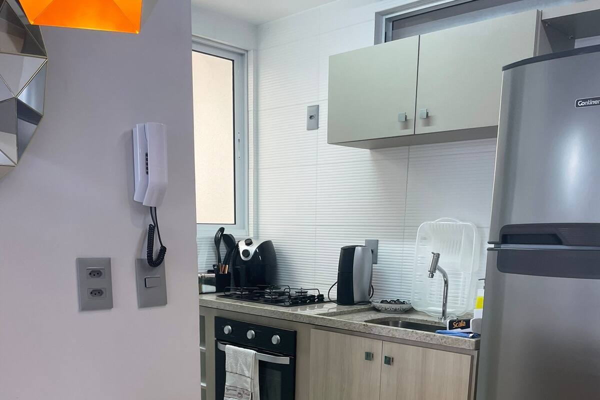 Apartemen Ekonomi | Dapur pribadi | Lemari es besar, kompor, dan peralatan masak/sendok-piring