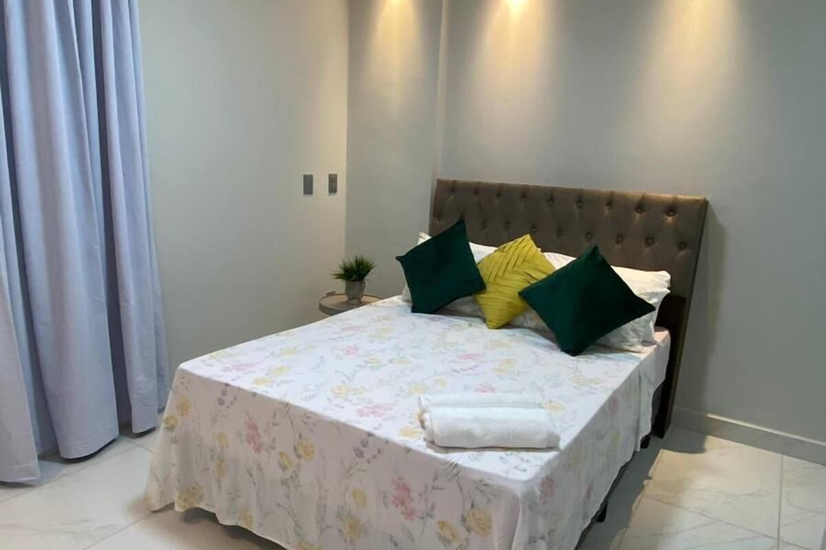 Apartemen Bisnis | Meja kerja, ruang kerja ramah laptop, dan tirai kedap cahaya