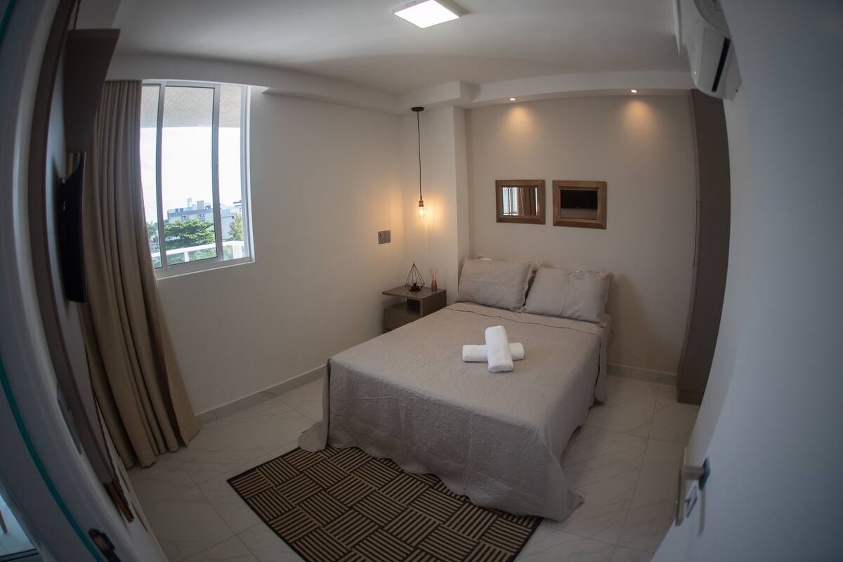 Apartemen Eksekutif | Meja kerja, ruang kerja ramah laptop, dan tirai kedap cahaya