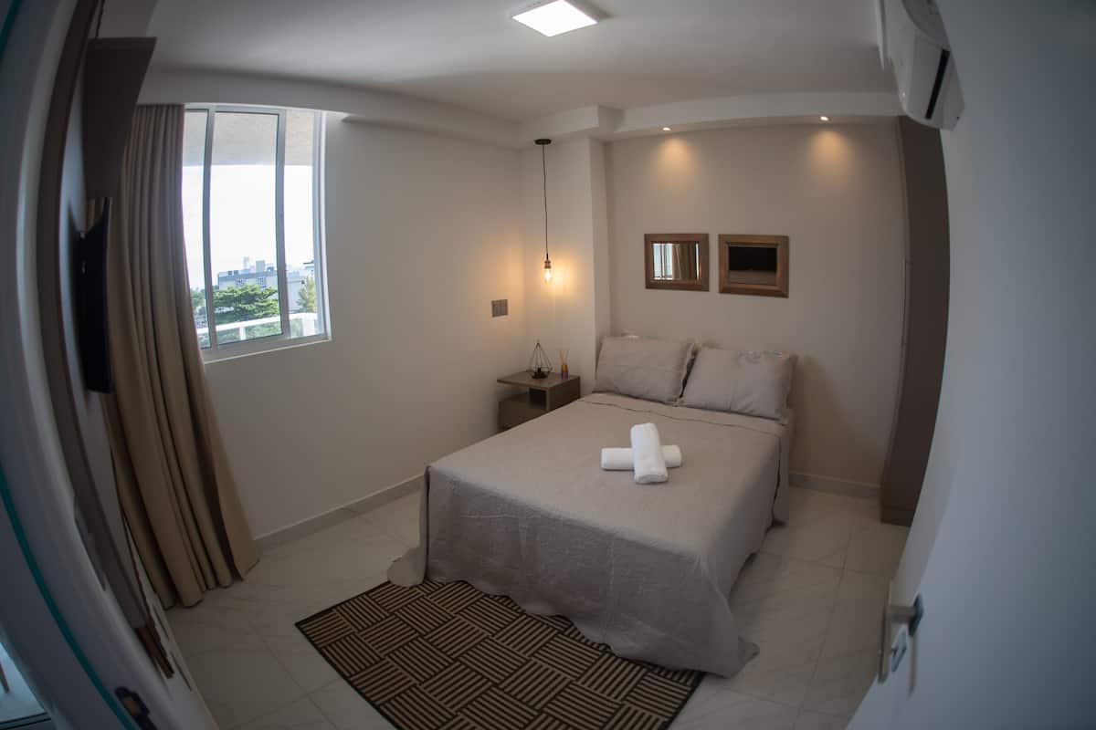 Apartamento ejecutivo | 2 dormitorios, decoración individual, mobiliario individual y escritorio
