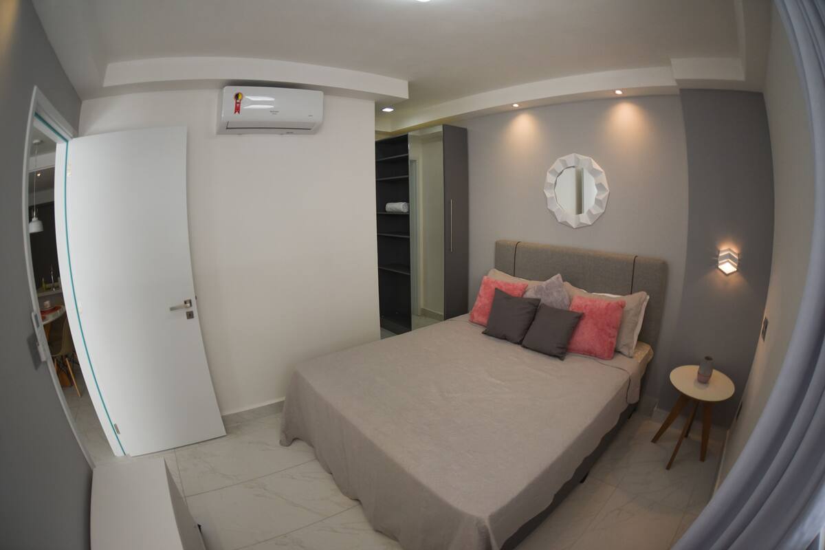 Apartemen Keluarga | Meja kerja, ruang kerja ramah laptop, dan tirai kedap cahaya