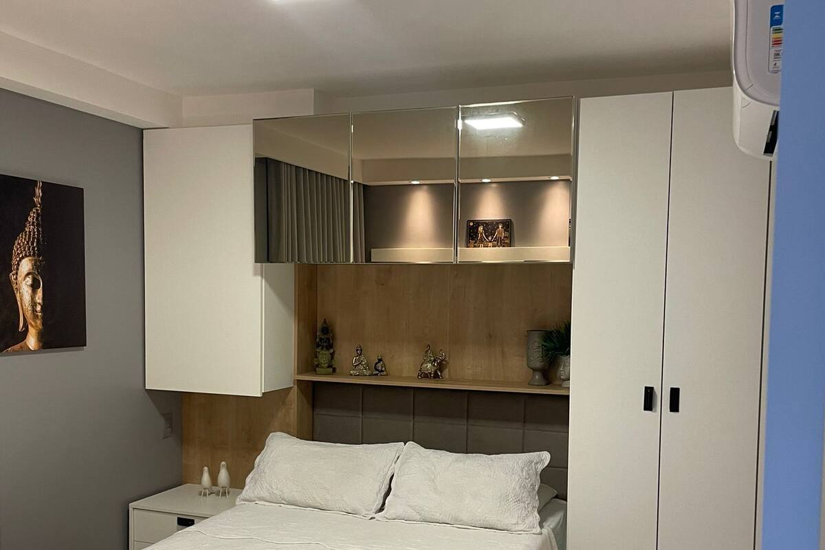 Apartemen Eksklusif | Meja kerja, ruang kerja ramah laptop, dan tirai kedap cahaya