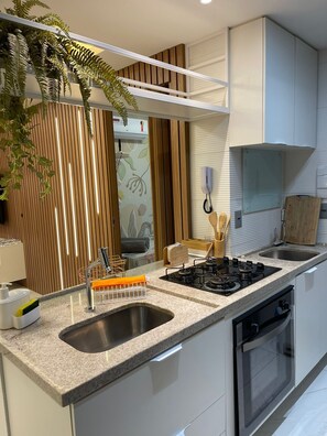Elite-Apartment | Eigene Küche | Großer Kühlschrank, Herdplatte, Kochgeschirr/Geschirr/Besteck