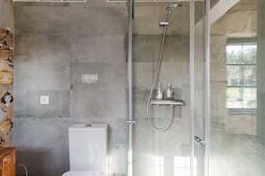Douche, sèche-cheveux, serviettes fournies, papier toilette