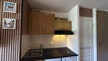 Fridge, oven, dishwasher, coffee/tea maker