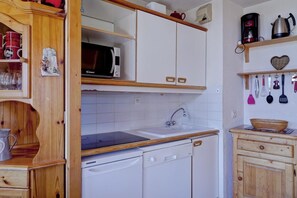 Réfrigérateur, micro-ondes, lave-vaisselle, cafetière/bouilloire