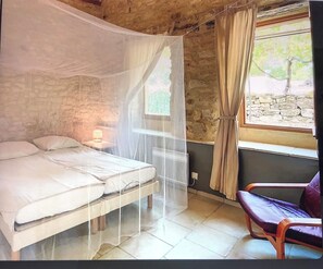 3 slaapkamers, een strijkplank/strijkijzer, reisbedje, gratis wifi
