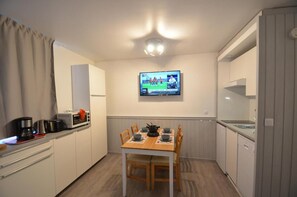Fridge, microwave, oven, dishwasher - 150m from shops, 1st floor, view ski slopes, balcony, tv, ski locker, 25m², Les Menuires (Les Menuires)