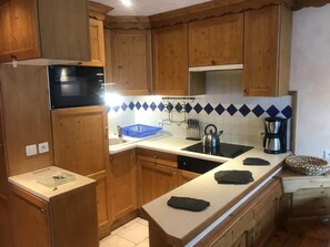 Een koelkast, een magnetron, een oven, een vaatwasser