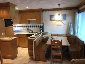 Een koelkast, een magnetron, een oven, een vaatwasser