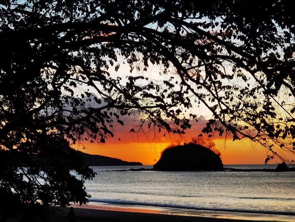 Ranta lähistöllä, aurinkotuoleja, rantapyyhkeitä