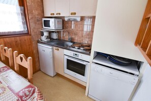 Kylskåp, mikrovågsugn, ugn och diskmaskin