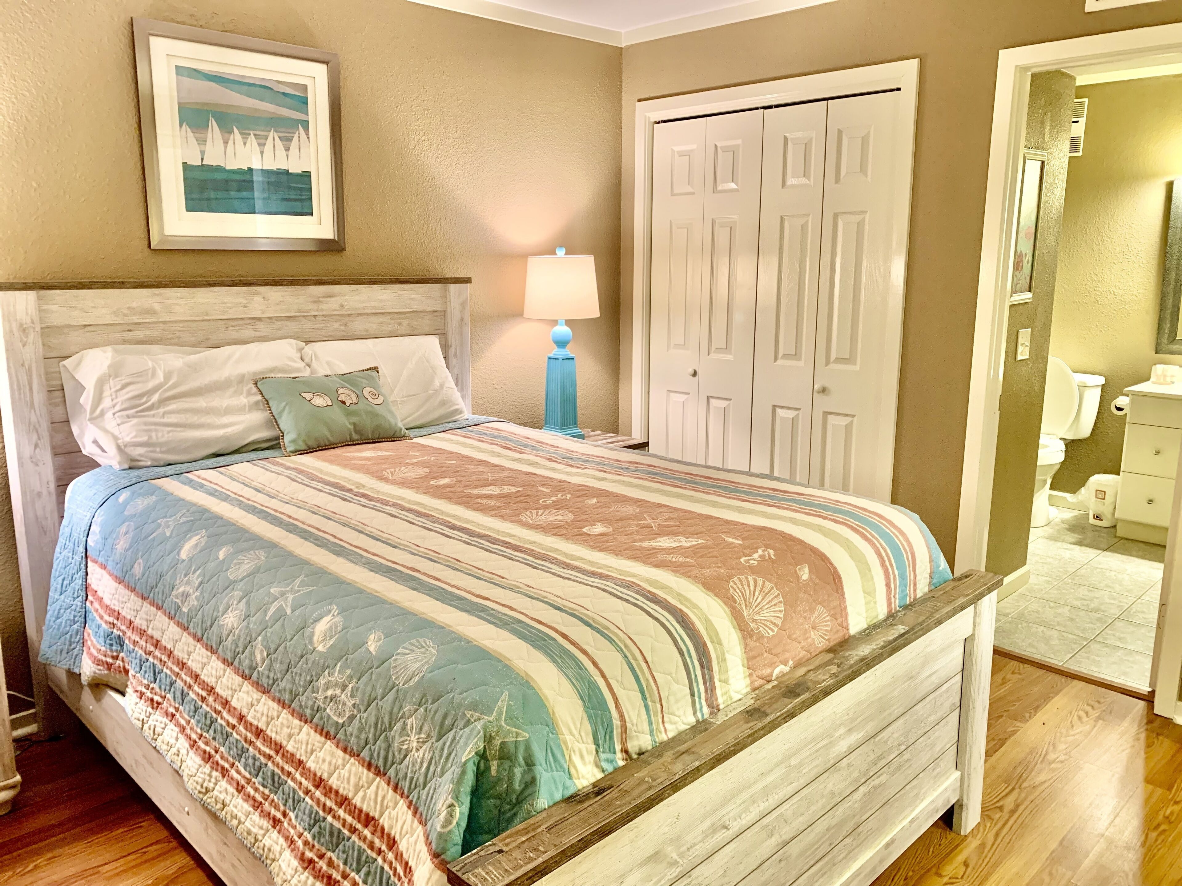 Newly remodeled 2BR/2BA fantastic getaway with views of ocean from LR & balcony