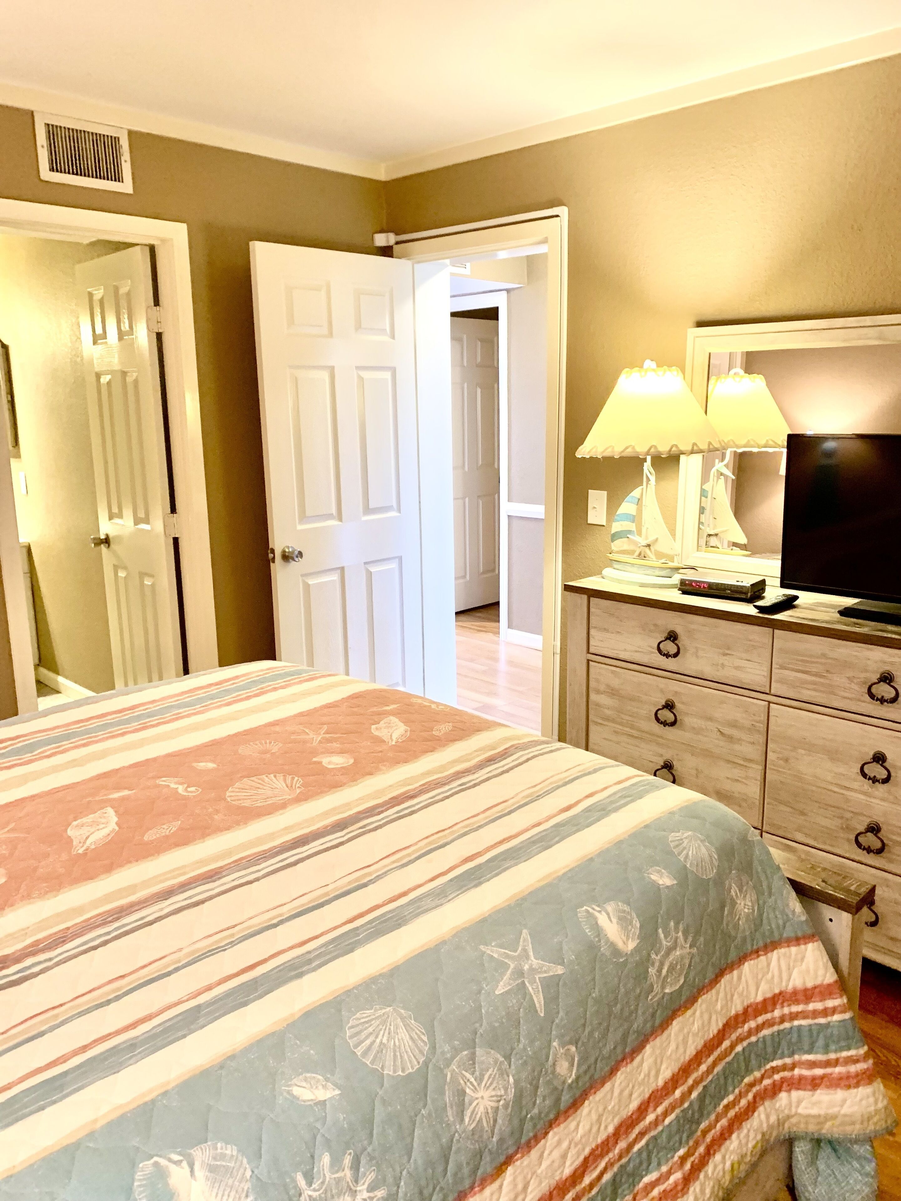 Newly remodeled 2BR/2BA fantastic getaway with views of ocean from LR & balcony