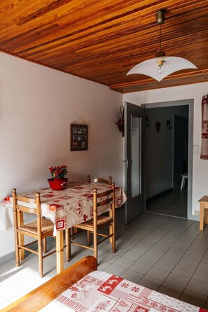 Dining - 350m from ski slopes, 1st floor, view street, balcony, parking, tv, ski locker, 32m², Valloire (Valloire)