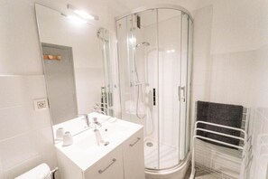 Bathtub - 350m from ski slopes, 1st floor, view street, balcony, parking, tv, ski locker, 32m², Valloire (Valloire)