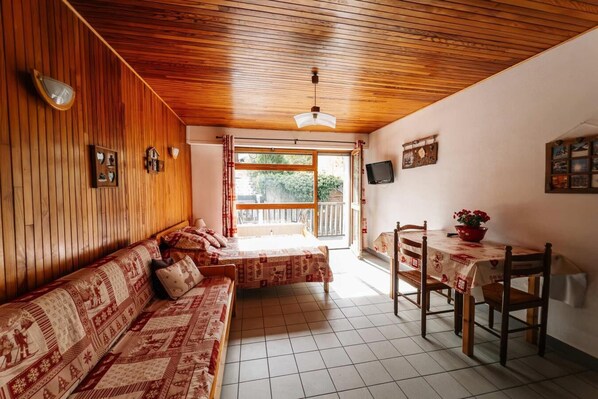 Living area - 350m from ski slopes, 1st floor, view street, balcony, parking, tv, ski locker, 32m², Valloire (Valloire)
