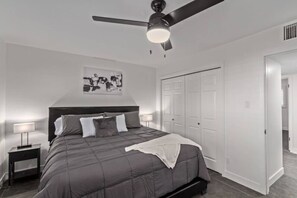 4 Schlafzimmer, Schreibtisch, Bügeleisen/Bügelbrett, Reisekinderbett