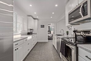 Fridge, microwave, oven, stovetop - Walk 2 Old Town Scottsdale New Heated Pool Hot Tub (Scottsdale)