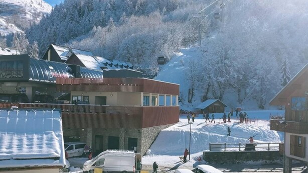 A snow-covered mountain town with buildings, a ski lift, and a clear sky. - 50m from ski slopes, 3rd floor, balcony, tv, ski locker, 27m², Valloire (Valloire)