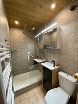 Bathtub - Resort center, 3rd floor, balcony, tv, ski locker, 27m², Valloire (Valloire)