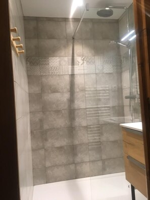 Baignoire, sèche-cheveux