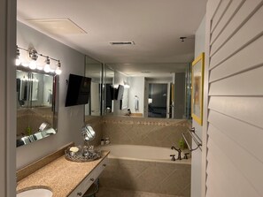 Badewanne, Whirlpool, Haartrockner, Handtücher