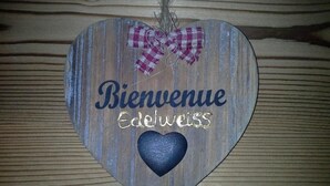 A heart-shaped wooden sign with "Bienvenue Edelweiss" and a heart symbol. - 2nd floor, balcony, ski locker, 92m², Valloire (Valloire)